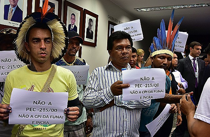 Indígenas protestam contra a CPI da Funai