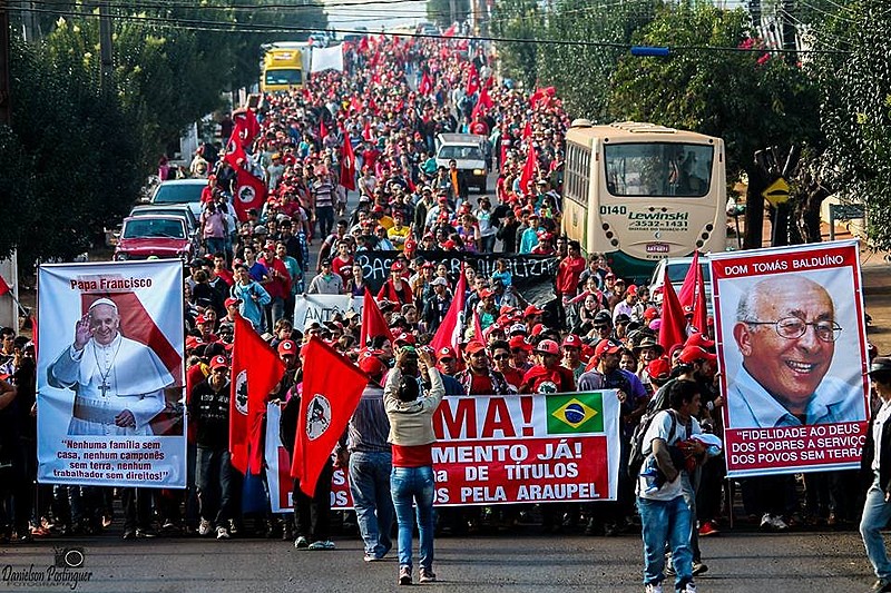 Militantes do MST marcham em Quedas do Iguaçu, no Paraná