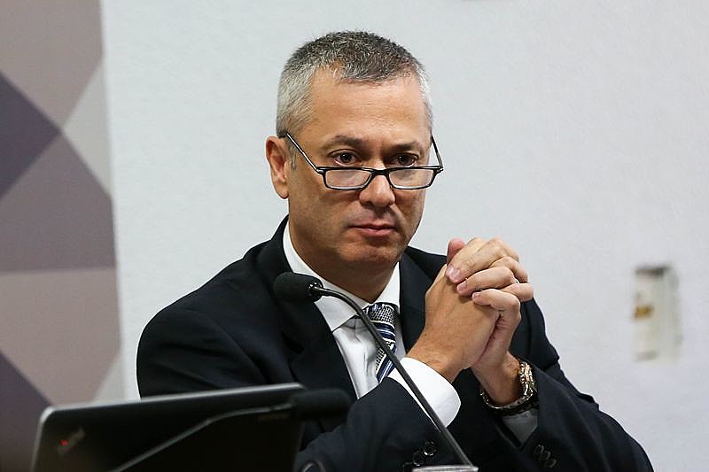 Ele é acusado, também, de ter tentado dar uma "carteirada" para conseguir um jato da Força Aérea Brasileira para viajar a Curitiba