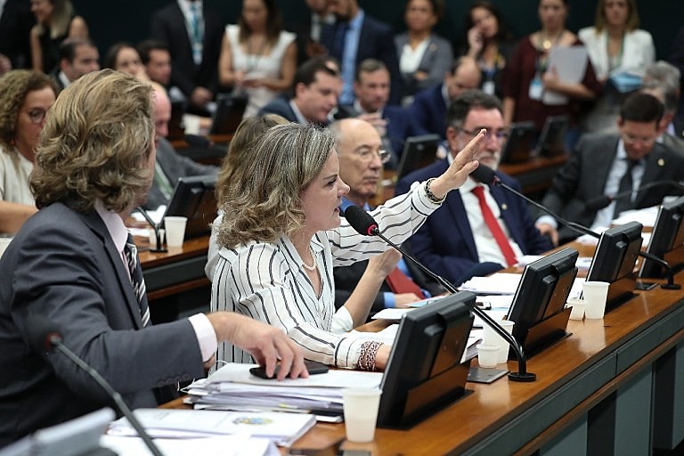 O debate com a presidenta do PT está agendado para às 12h na Praça Generoso Marques, no centro da cidade, e às 17h30, no Terminal Guadalupe.