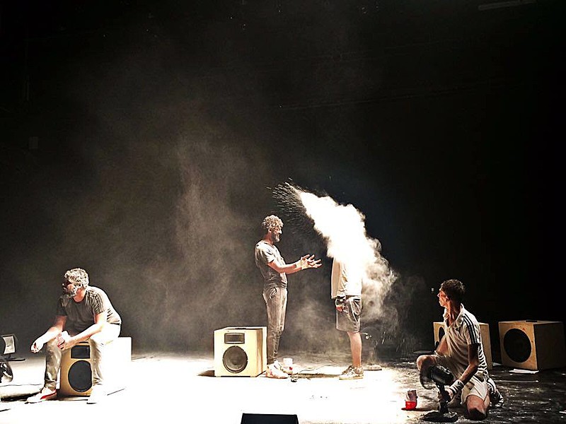 Espetáculo "O ano em que sonhamos perigosamente" do grupo Magiluth.
