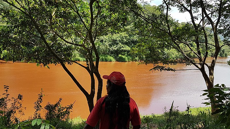 Acampada na região, Ângela Fernandes Costa observa com tristeza o rio Paraopeba contaminado