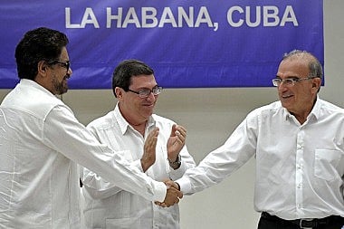 Líderes assinam Acordo de Paz entre governo colombiano e as FARC-EP, em Havana, capital de Cuba