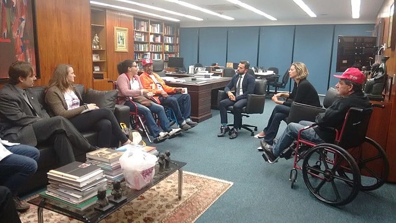 Grevistas e apoiadores durante audiência no gabinete do ministro Gilmar Mendes, no STF