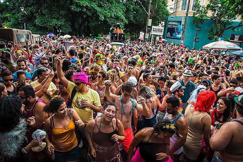 Comandado pela sambista Aline Calixto, o Bloco da Calixto sai às ruas com o tema "Só love, só love" em 2018