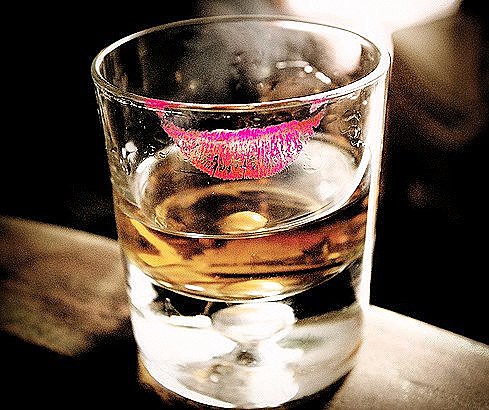 A maquiagem desmanchada, o copo de whisky marcado pelo batom à boca desbotado, a camisa polo denunciando a colônia de alfazema