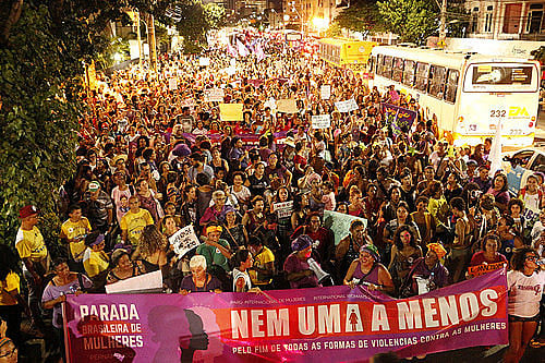Todo ano, mulheres saem às ruas em defesa de seus direitos
