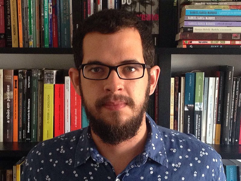 Roberto Efrem Filho - ou Beto, como gosta - é do Recife e, vez ou outra, atrapalha-se com as palavras, nas redes sociais ou, agora, nestas páginas.