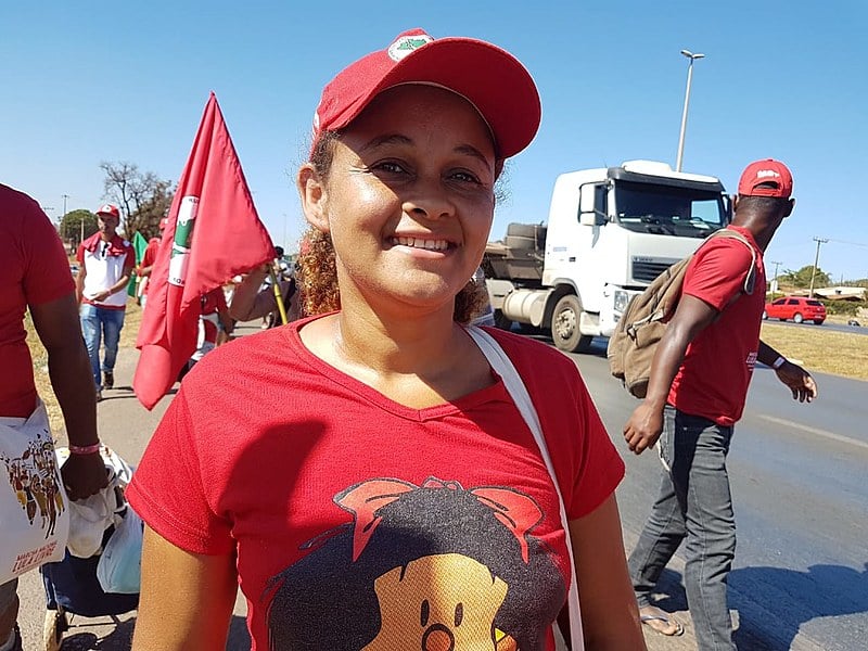 Eliene dos Santos já perdeu a conta de quantas caminhadas já fez erguendo a bandeira do MST.
