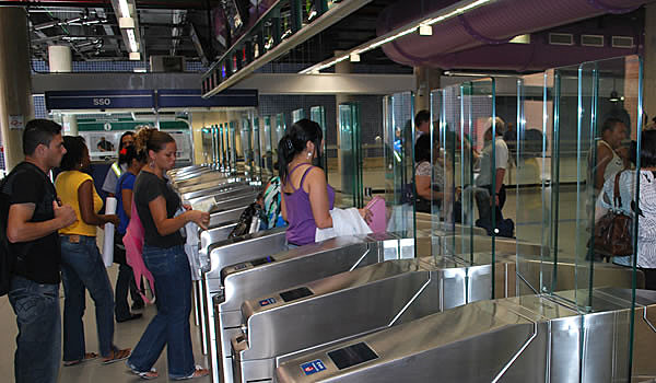 Com aumento, os usuários que utilizam o sistema de trilhos e os ônibus da SPTrans, que pagavam R$ 5,92, agora pagam R$ 6,80.