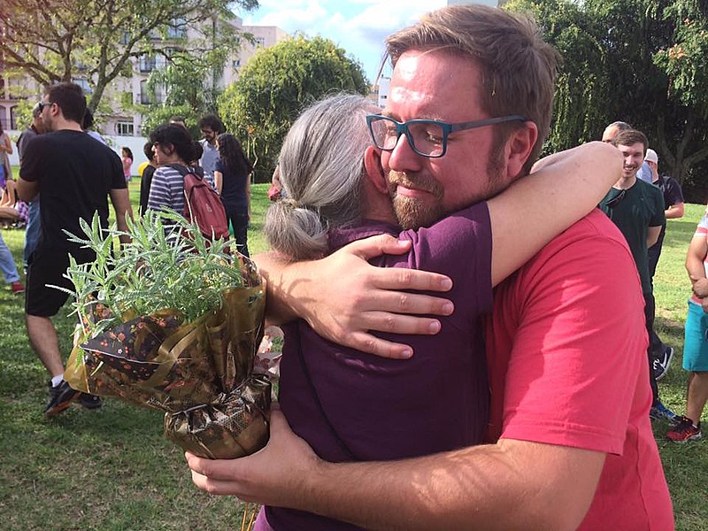 Maria Ângela Karasinski é uma das dezenas de futuras vizinhas do casal que foram ao ato. "Eles vão ser muito felizes aqui, tenho certeza"