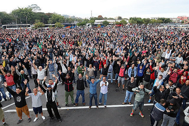 Trabajadores aprueban huelga por tempo indeterminado en asamblea la mañana de este lunes (14)