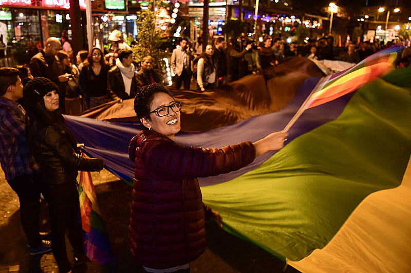Manifestantes LGBT comemoram a aprovação do casamento igualitário no centro de Quito, capital do Equador