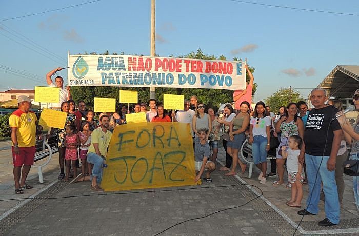 População saiu em protesto no centro do município