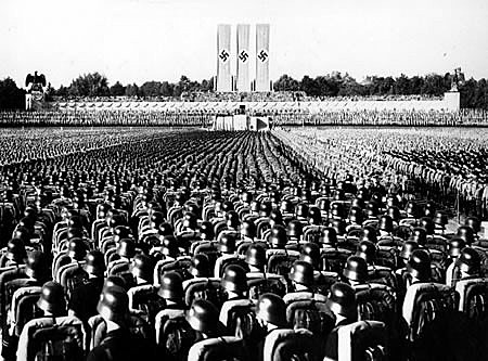 Tropas nazistas aguardam pronunciamento de Adolf Hitler