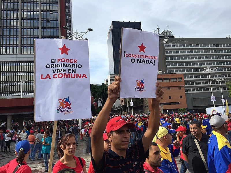 Apoiadores de Maduro se concentraram nos arredores do CNE