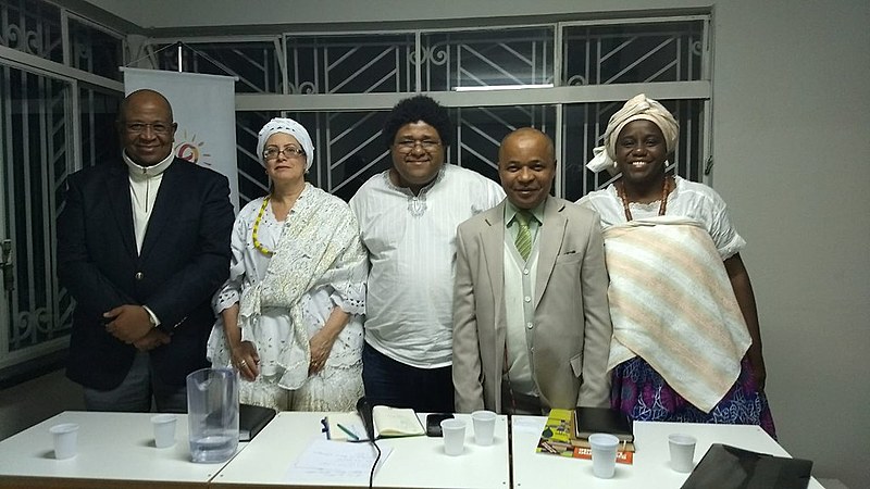 O advogado Hédio Silva, a mãe Liliane D'Oxum, Juninho do PSOL, o sacerdote Taata Nkisi e a Ìyàlòrísá Luciana Ty Oyá posam para foto