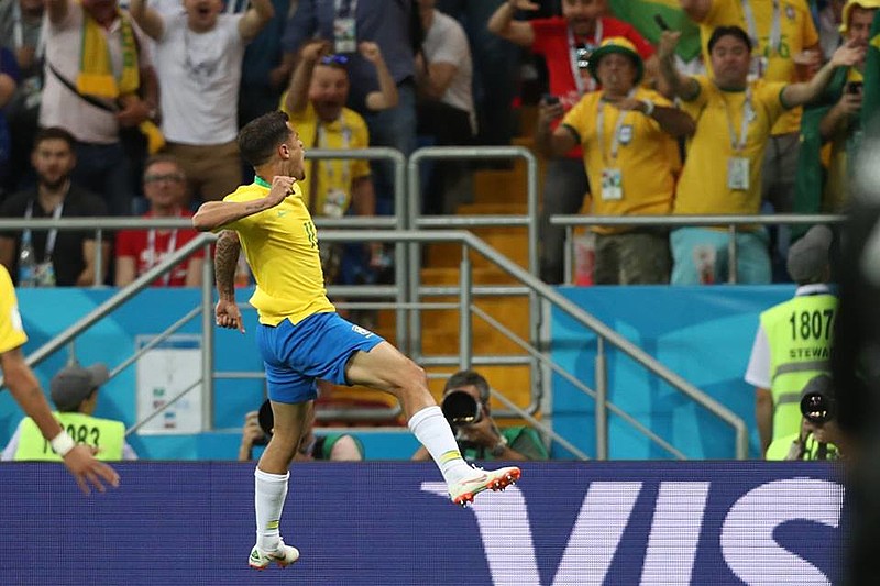 Phillipe Coutinho comemora o golaço de fora da área
