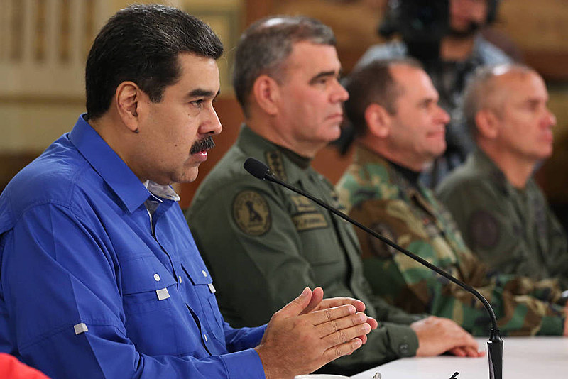 Maduro declara vitória sobre "golpistas" após dia de tensão na Venezuela
