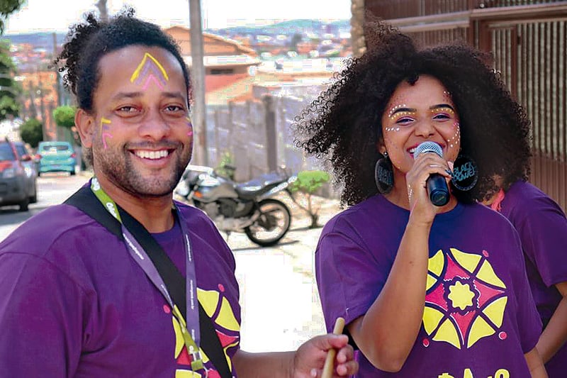 Grupos têm baterias com moradores locais