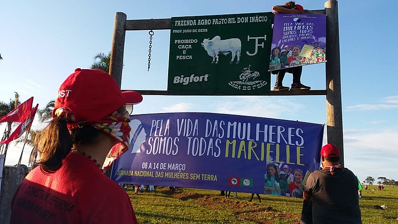 Trabalhadoras rurais durante ocupação em fazenda de João de Deus em Anápolis (GO)