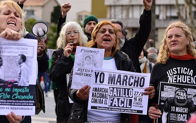 Manifestantes em uma marcha contra o "gatilho fácil"; na Argentina, a cada 23 horas, uma pessoa é assassinada pela polícia