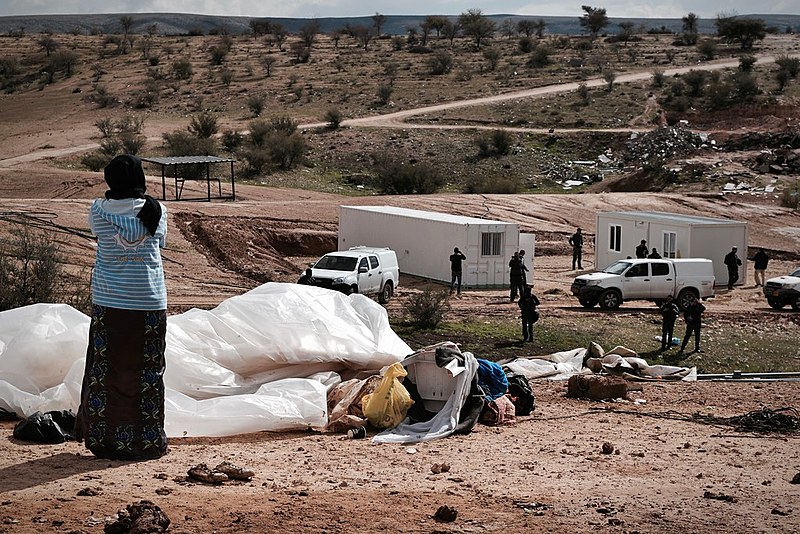 Policiais israelense retornam à vila beduína de Umm Al Hiran após destruição de casas