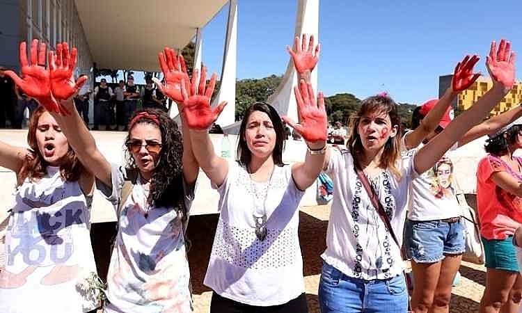 Mulheres fazem protesto em frente ao Supremo Tribunal Federal, em Brasília (DF)