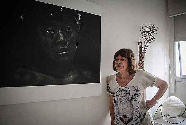 La fotógrafa Claudia Andujar posa frente a una de sus fotografías en su casa, en São Paulo