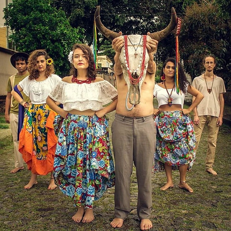 O projeto é preenchido de composições autorais que falam da terra, do rio, dos sentimentos, do sertão, do corpo e da natureza.