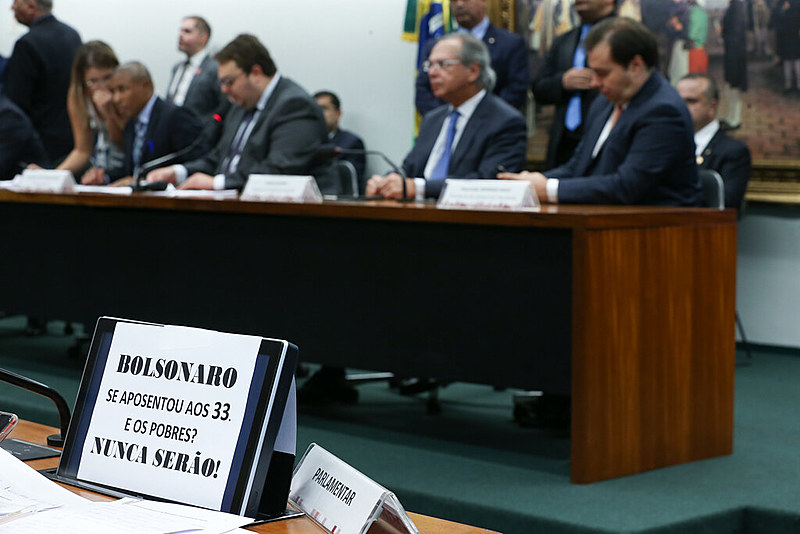 Passagem de Guedes pela CCJC da Câmara teve tumulto e cartazes com críticas à reforma da Previdência