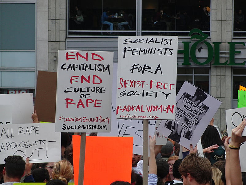 "Fim ao capitalismo e à cultura do estupro" e "Feministas socialistas por uma sociedade sem sexismo", dizem os cartazes