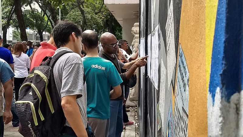 Apesar do chamado da oposição ao boicote, venezuelanos vão às urnas