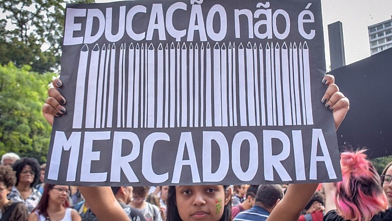 Manifestantes se reuniram em mais de 200 cidades brasileiras para protestar contra os cortes na educação