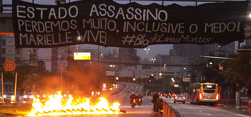 Os manifestaram colocaram fogo em pneus bloqueando a passagem dos carros