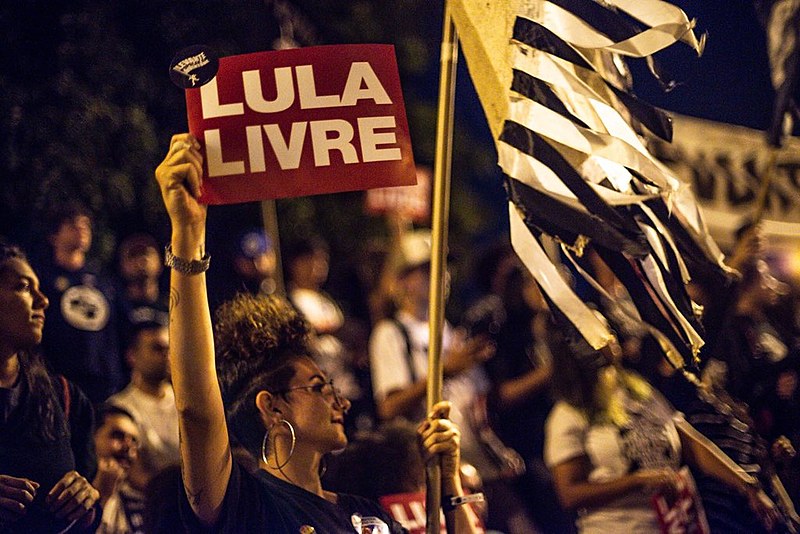 Estudantes e lideranças políticas participaram do ato em defesa da libertação do ex-presidente Lula