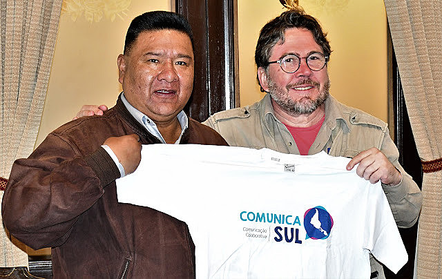 Deputado Sérgio Choque, presidente da Câmara da Bolívia, recebe Leonardo Wexell Severo, do ComunicaSul