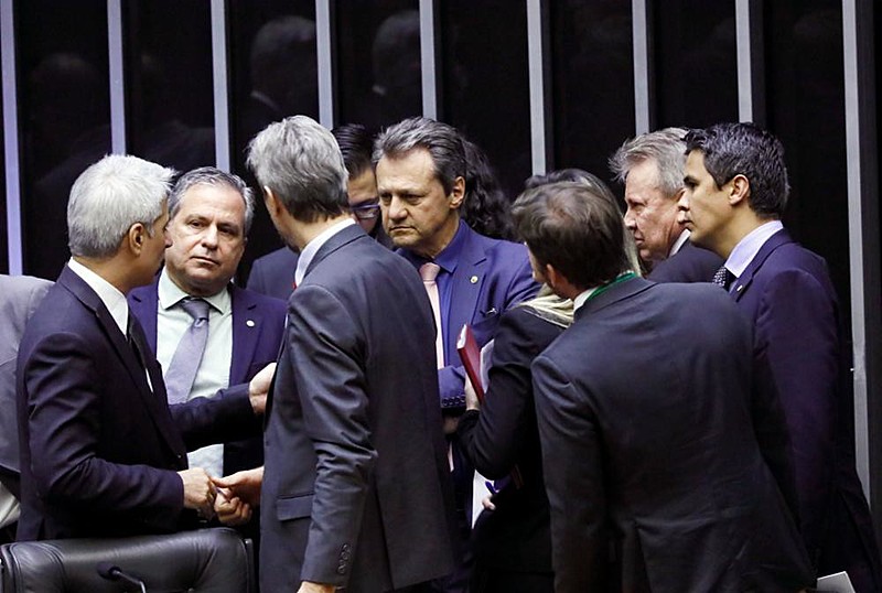 Deputados durante sessão plenária desta terça-feira (9), em articulação que deve definir os rumos da reforma da Previdência