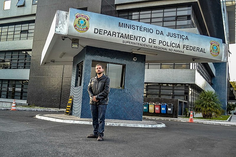 Juan Grabois, assessor do papa Francisco, em frente à Superintendência da Polícia Federal