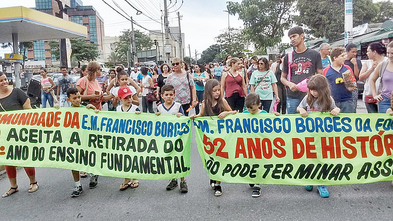 Manifestação contra a medida percorreu as ruas do município, que fica na região metropolitana de Belo Horizonte