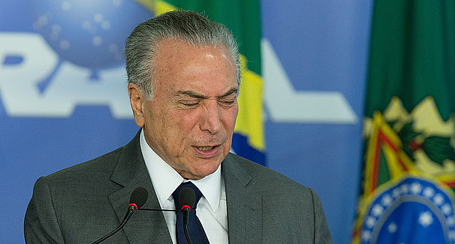 Temer durante la ceremonia de autorización del proceso licitatorio para implantación del sistema de captación de agua del lago Paranoá