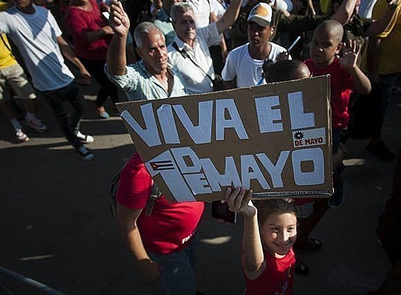 Há um mar de gente e, para onde quer que se olhe, tem pessoas com cartazes, faixas e camisetas em defesa do processo cubano.