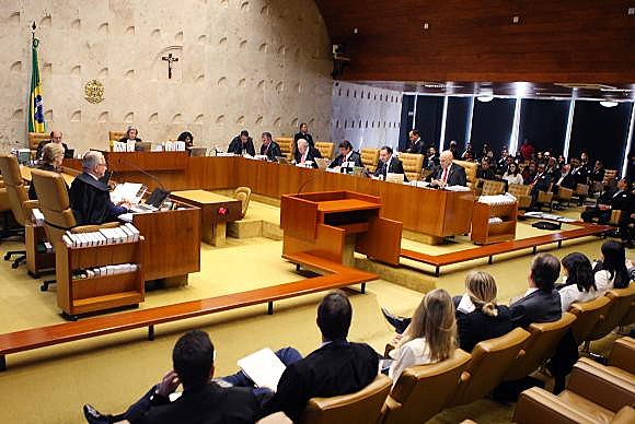 Ministros do STF decidiram, por 6 a 5, que padres e demais representantes religiosos poderão dar aula e professar fé na sala de aula