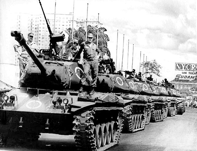 Tanques patrulham a Esplanada dos Ministérios após o golpe militar de 1964