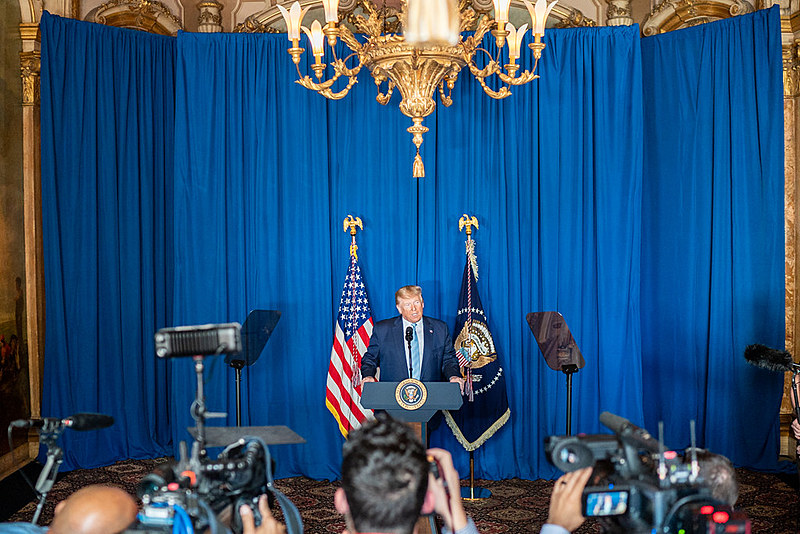 Subserviência de Bolsonaro a Donald Trump não gera nenhuma vantagem ao Brasil, diz embaixador