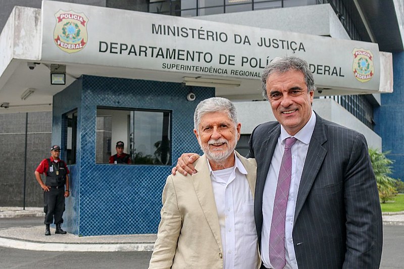 O ex-chanceler Celso Amorim e José Eduardo Cardozo na saída da Polícia Federal