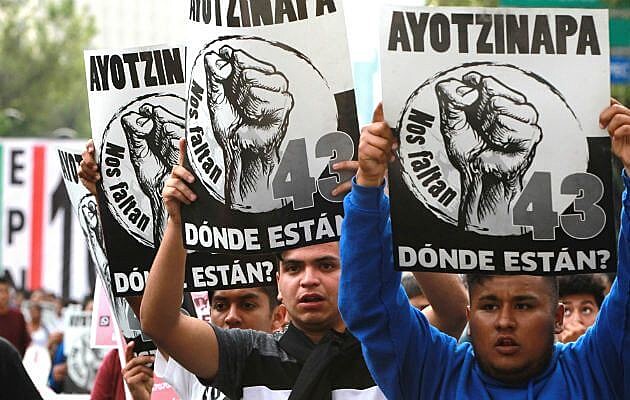 Estudantes mexicanos exigem a aparição com vida dos 43 estudantes desaparecidos no massacre de Ayotzinapa
