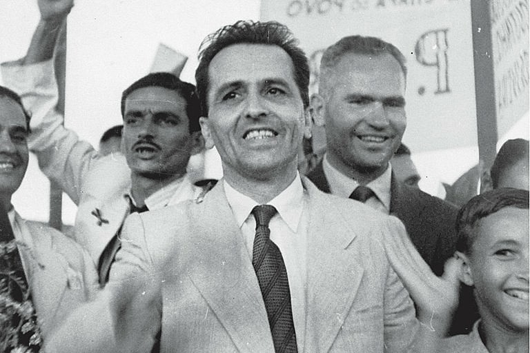 Prestes foi membro do PCB por décadas, mas, em 1982, retira-se do partido
