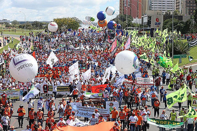 Militantes de todo Brasil participan del #OcupaBrasilia en la mañana de este miércoles (24)