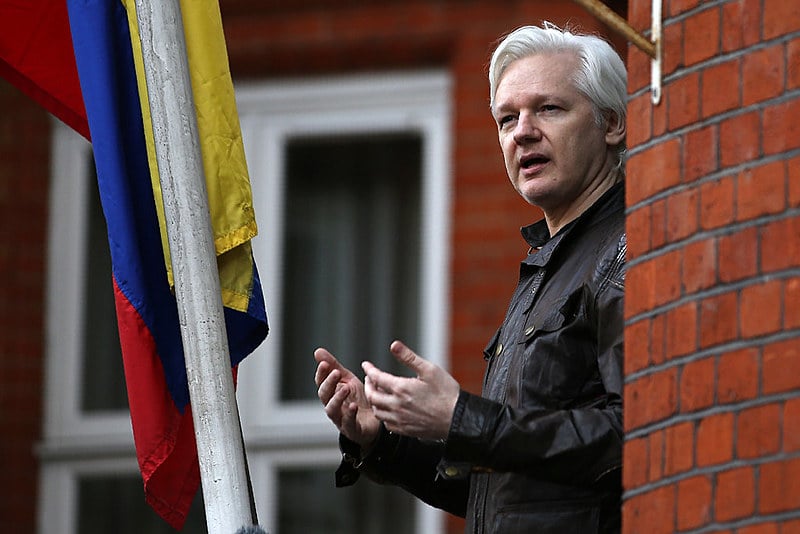 Assange na sacada da embaixada do Equador em Londres, de onde foi retirado ontem